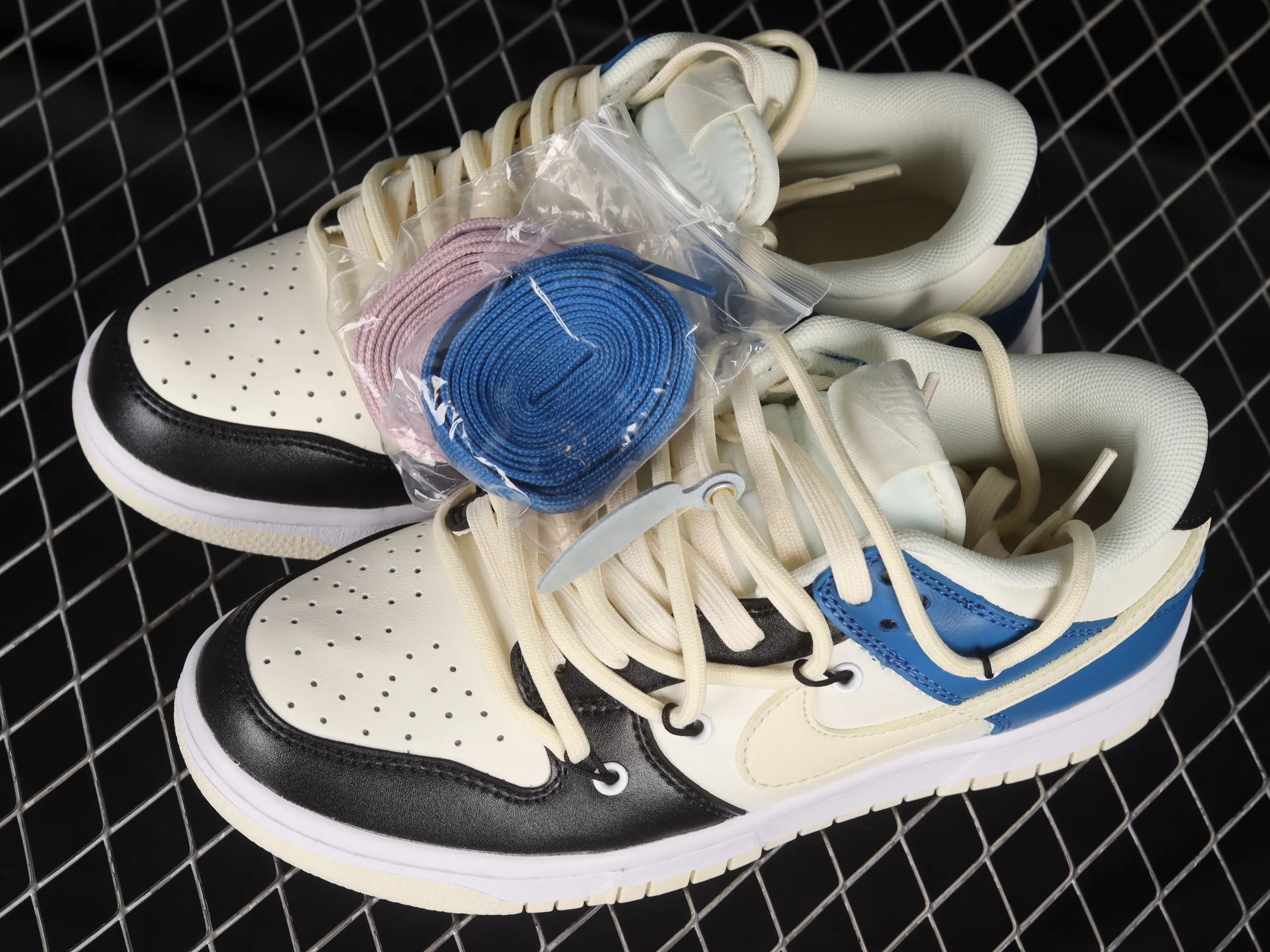 All categories Nk SB Dunk series Nk SB Dunk Low Low-top sneakers Nk Dunk Low Black, white and blue color matching Customized version of deconstructed strap casual sneakers DJ6188-100